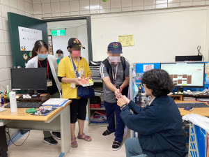 送餐工作訓練坊成員向訂餐員工收取餐費，訓練金錢處理與人際互動能力