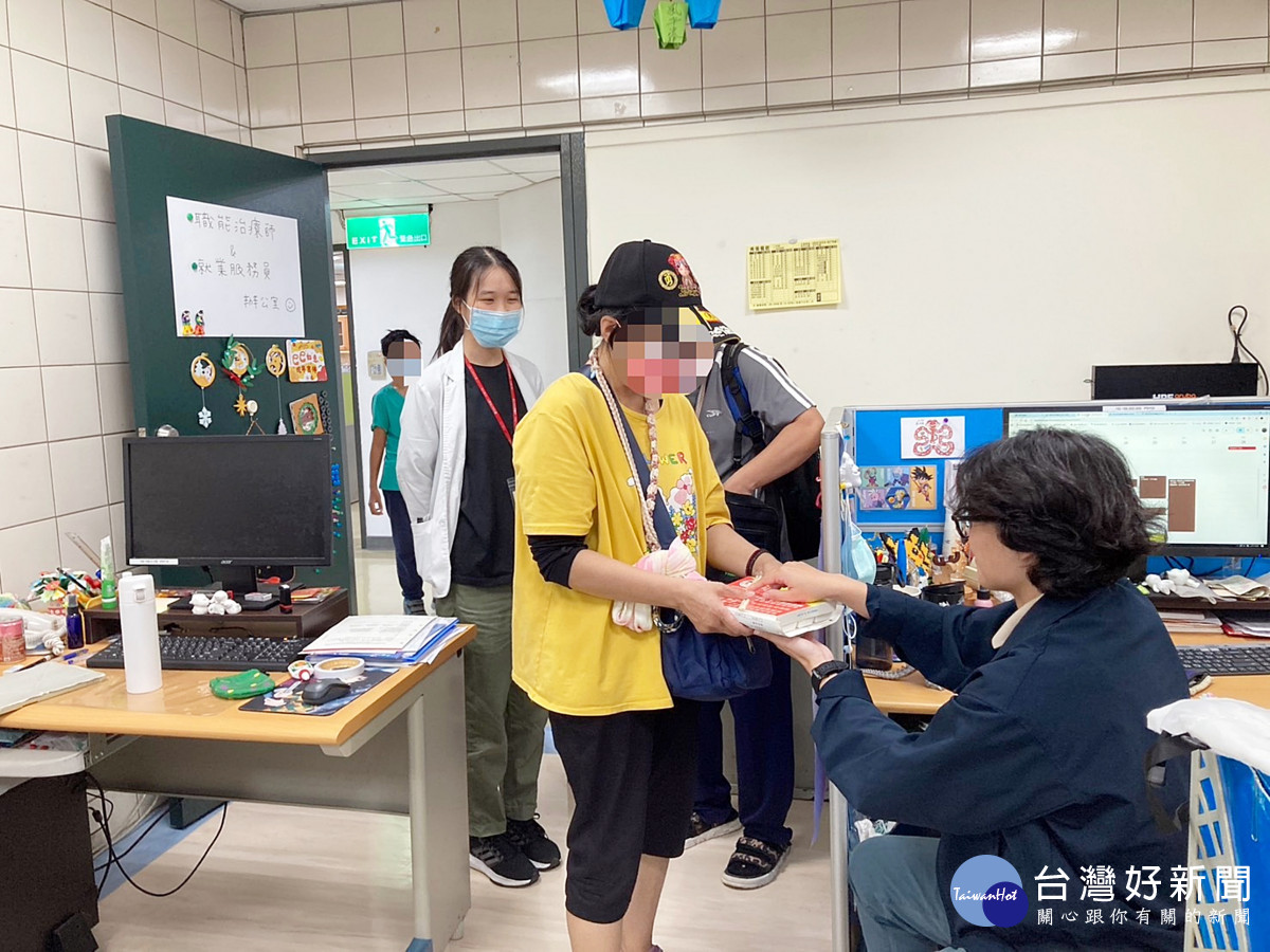 送餐工作訓練坊成員將便當交付訂餐員工，在真實工作情境中累積服務經驗