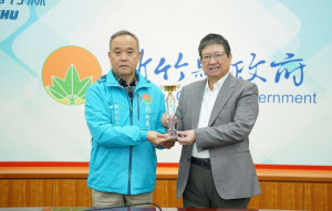 新竹肉品市場公司總經理詹皓智在主管會報獻獎。