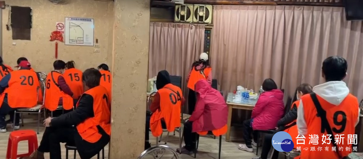 卡拉OK掩護天九牌賭場，中壢警夜襲28人全數到案。