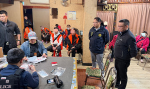 卡拉OK掩護天九牌賭場，中壢警夜襲28人全數到案。