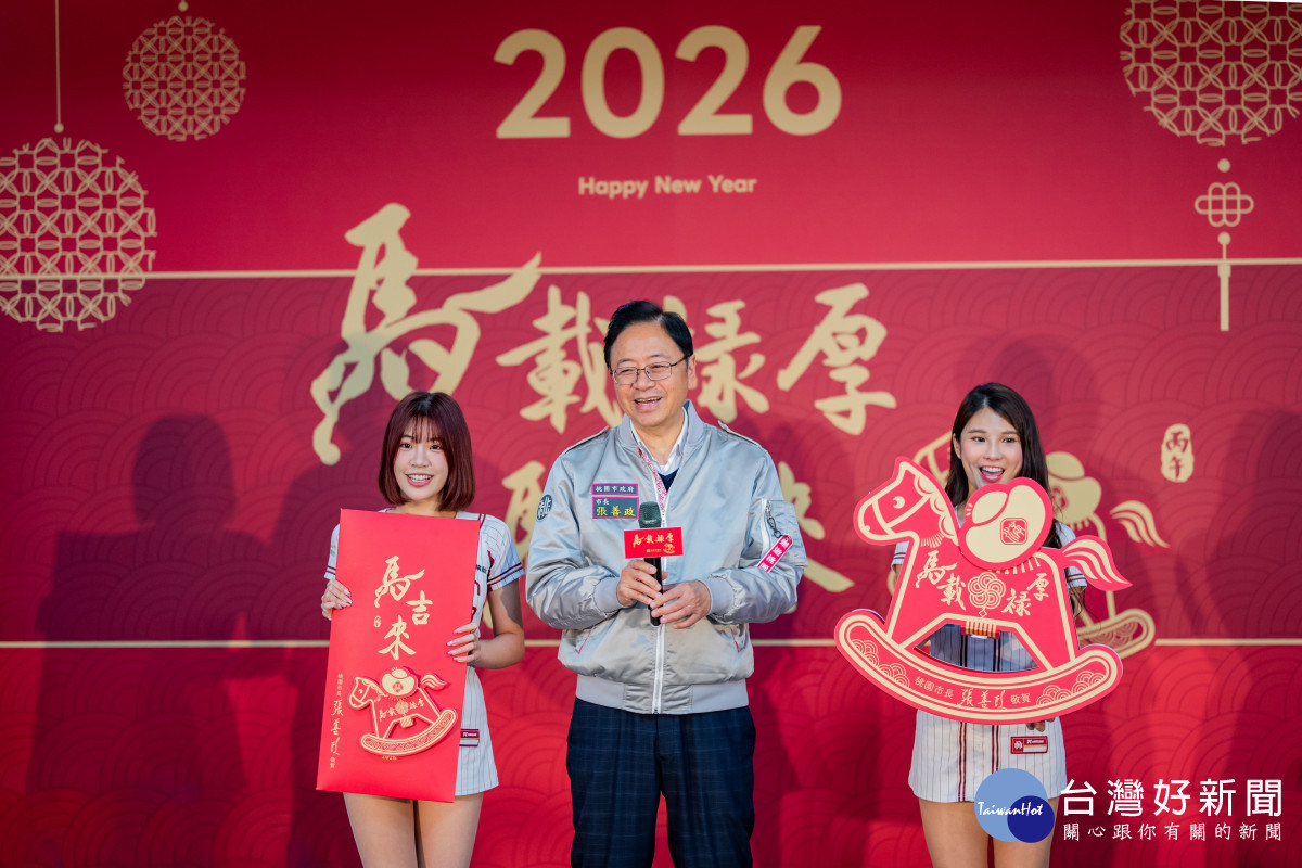 張市長介紹春聯設計理念。