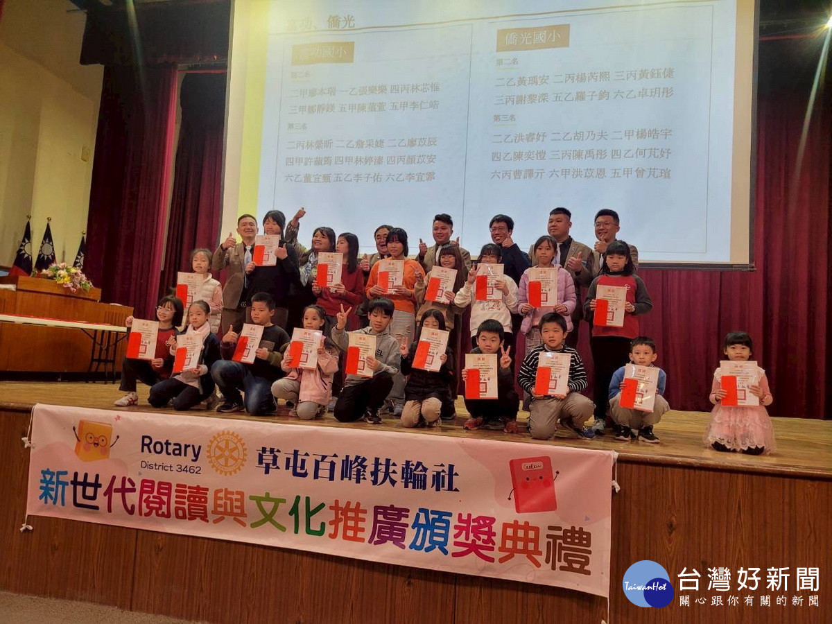 國小學童在閱讀中大為提升思考力。（百峰扶輪社提供）