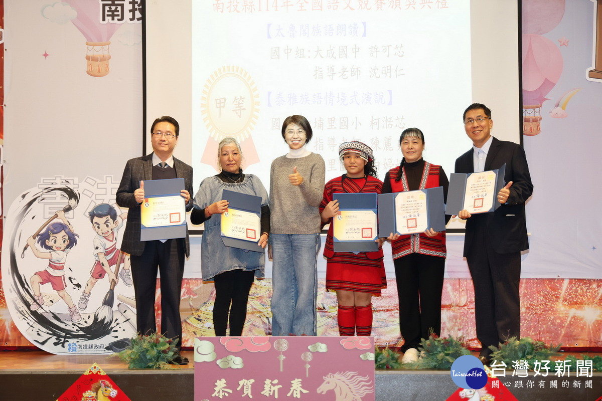 許縣長頒贈獲獎選手及其指導教師獎金。（縣府提供）