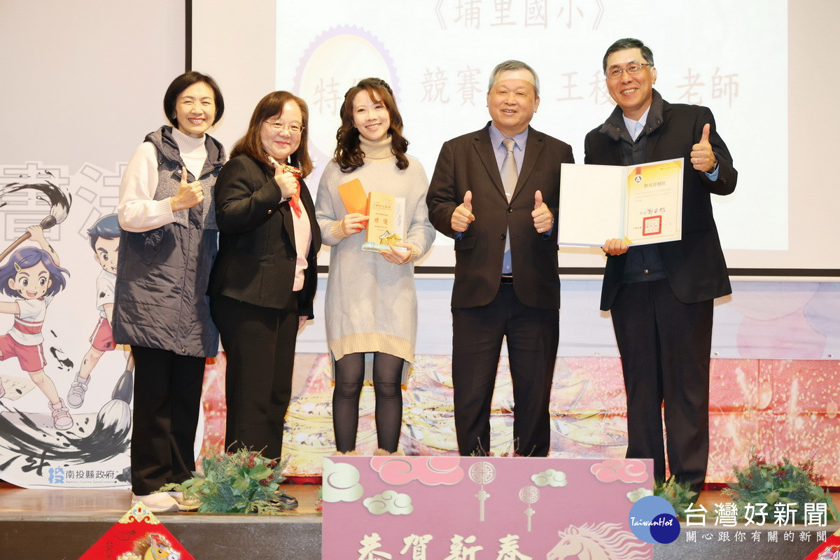 王副縣長頒贈獲獎選手及其指導教師獎金。（縣府提供）