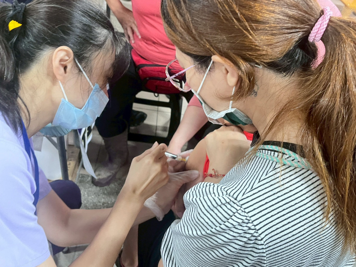 桃園市衛生局籲及早接種流感、新冠疫苗。