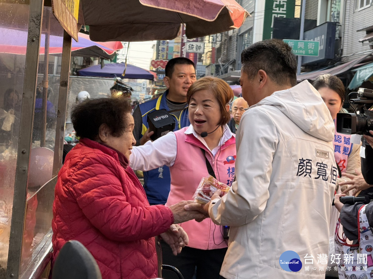 國民黨台中市長初選參選人掃街沙鹿菜市場，立委顏寬恒全程陪同助陣。