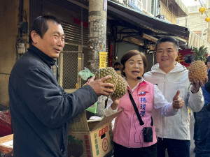 國民黨台中市長初選參選人掃街沙鹿菜市場，立委顏寬恒全程陪同助陣。