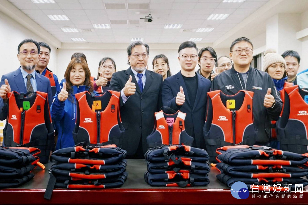 中華民國常不輕協會捐贈桃園市觀光發展基金會300件救生衣強化親水防護。