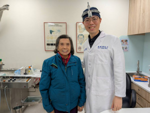 90歲高齡阿嬤，多年來深受慢性鼻竇炎、嚴重鼻涕倒流所困擾，在耳鼻喉科詹健暘醫師的專業下，成功以局部麻醉「鼻竇內視鏡微創手術」移除鼻竇內的黴菌塊，術後恢復良好。