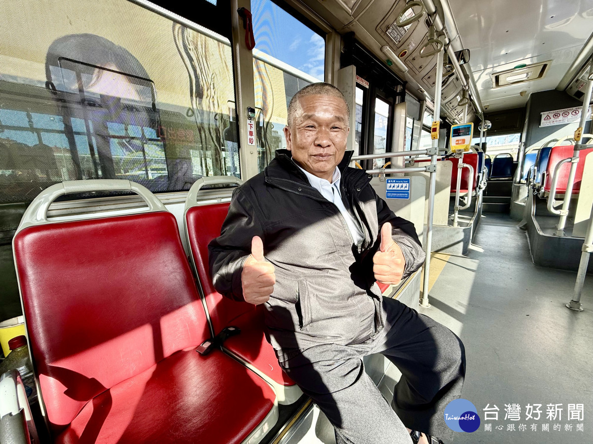 坐在公車座位上,公車駕駛謝竣吉體會乘客搭公車的感受與需求。