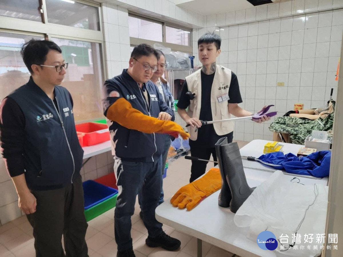 農業局長陳冠義率領農業局團隊前往委外廠商蘆竹區駐點處視察。