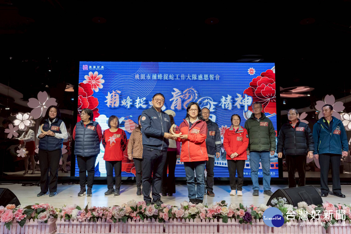 農業局長陳冠義頒發獎狀及獎牌。