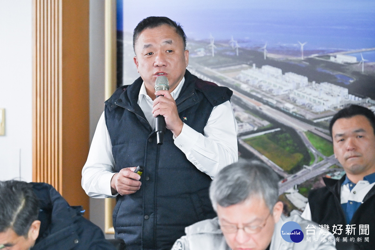 桃市府經發局市場科長陳慶仁進行專題報告說明。<br />

