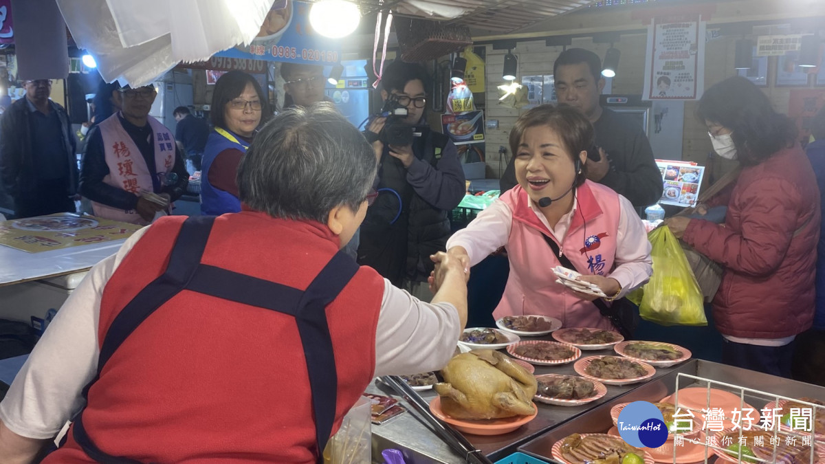楊瓊瓔走訪每一攤位，並發送文宣品尋求支持。