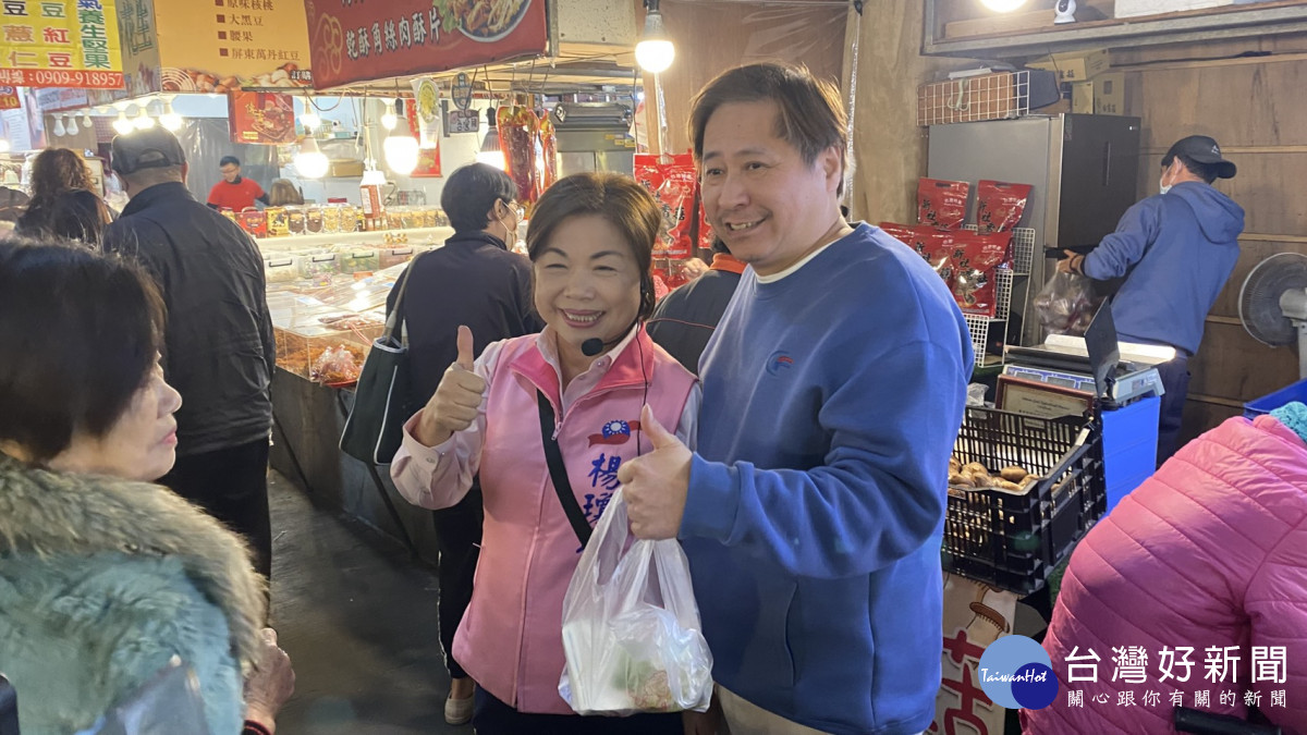 支持者與楊瓊瓔合影。