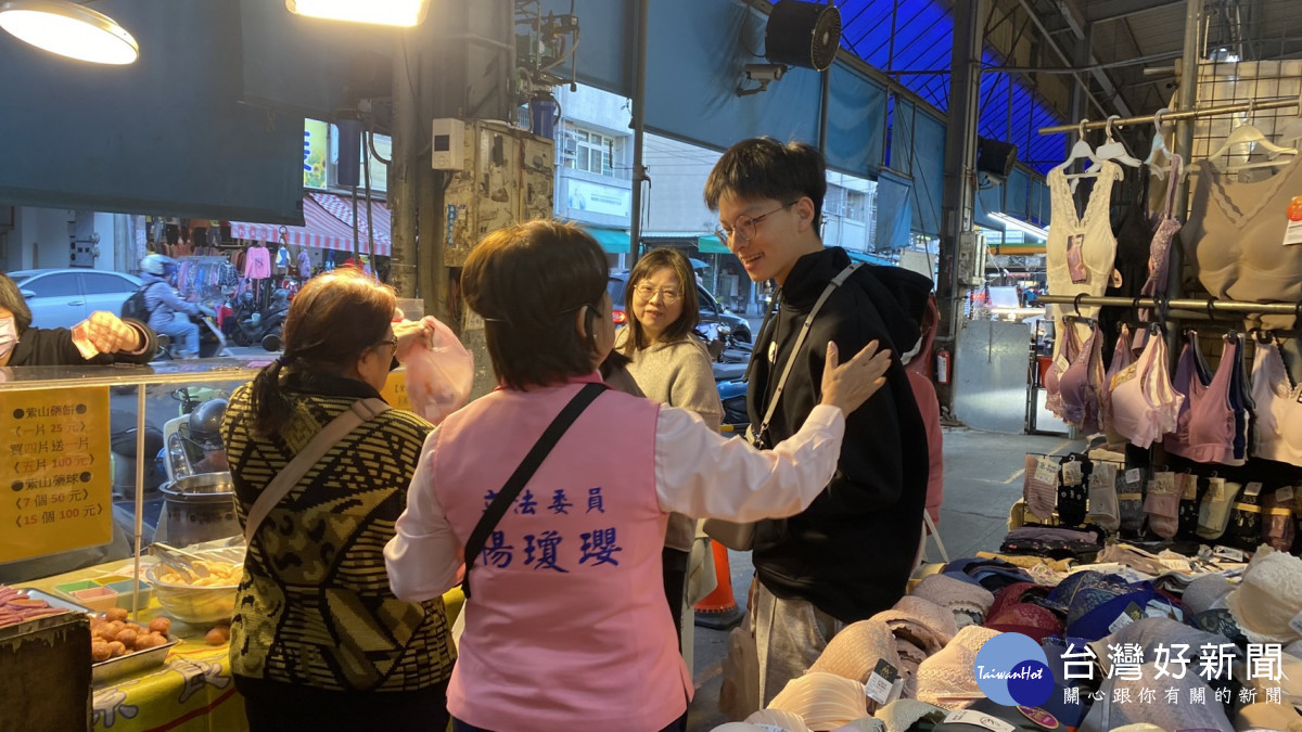 楊瓊瓔掃街一點利黃昏市場拜票，親切與民眾寒暄。
