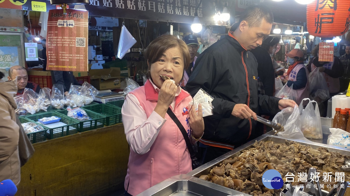 攤商提供羊肉熟食讓楊瓊瓔試吃。