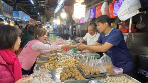 立委楊瓊瓔走訪一點利黃昏市場掃拜票，向民眾懇託支持國民黨提名參選市長。