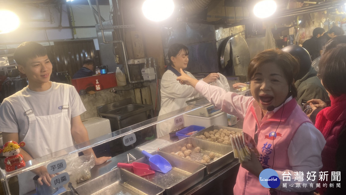 楊瓊瓔沿途化身最佳代言人，主動幫攤商推銷推薦。