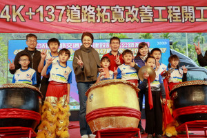 新興國小學生舞獅慶祝，場面熱鬧溫馨。（縣府提供）