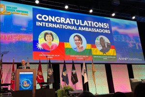 美國專科護理師學會年度研討會閉幕式中，介紹獲選為國際進階護理師大使的弘光科大護理系博士班校友陳秋慧(左)。(照：陳秋慧提供)