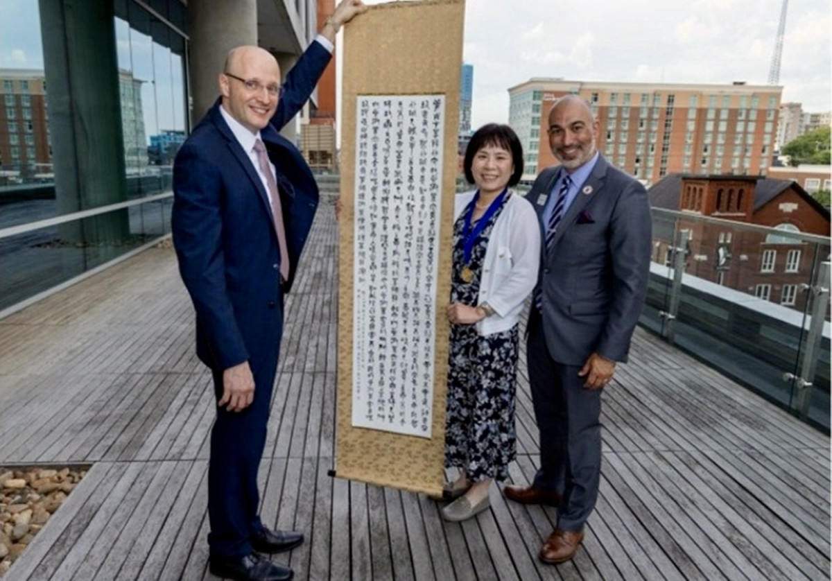 弘光科大護理系博士班校友陳秋慧(中)與美國專科護理師學會理事長Stephen Ferrara(右)合影。(照：陳秋慧提供)