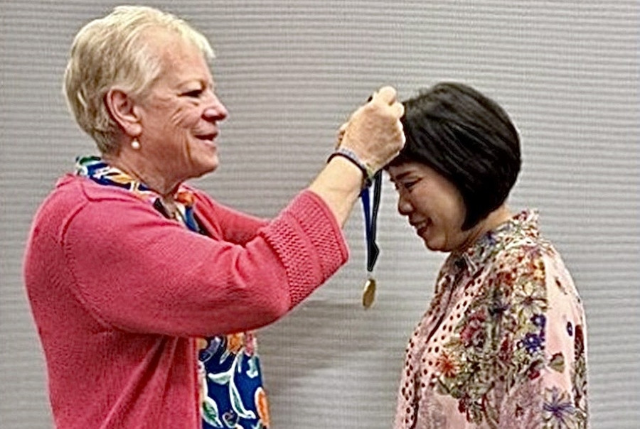 弘光科大護理系博士班校友陳秋慧(右)獲美國專科護理師學會頒獎。(照：陳秋慧提供)