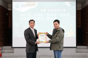 林保署南投分署分署長李政賢(左)頒發結業證書給學員羅永昇(右)。（林保署南投分署提供）