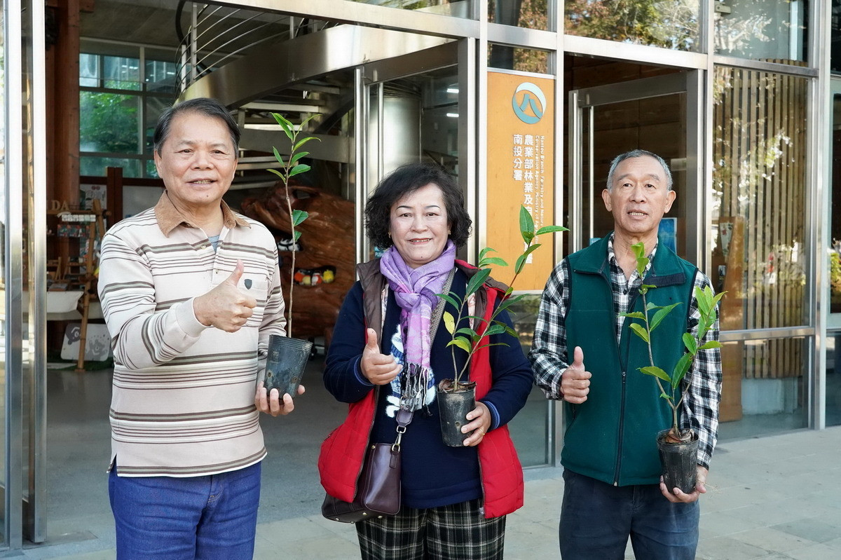 結業學員皆獲贈臺灣山茶。（林保署南投分署提供）