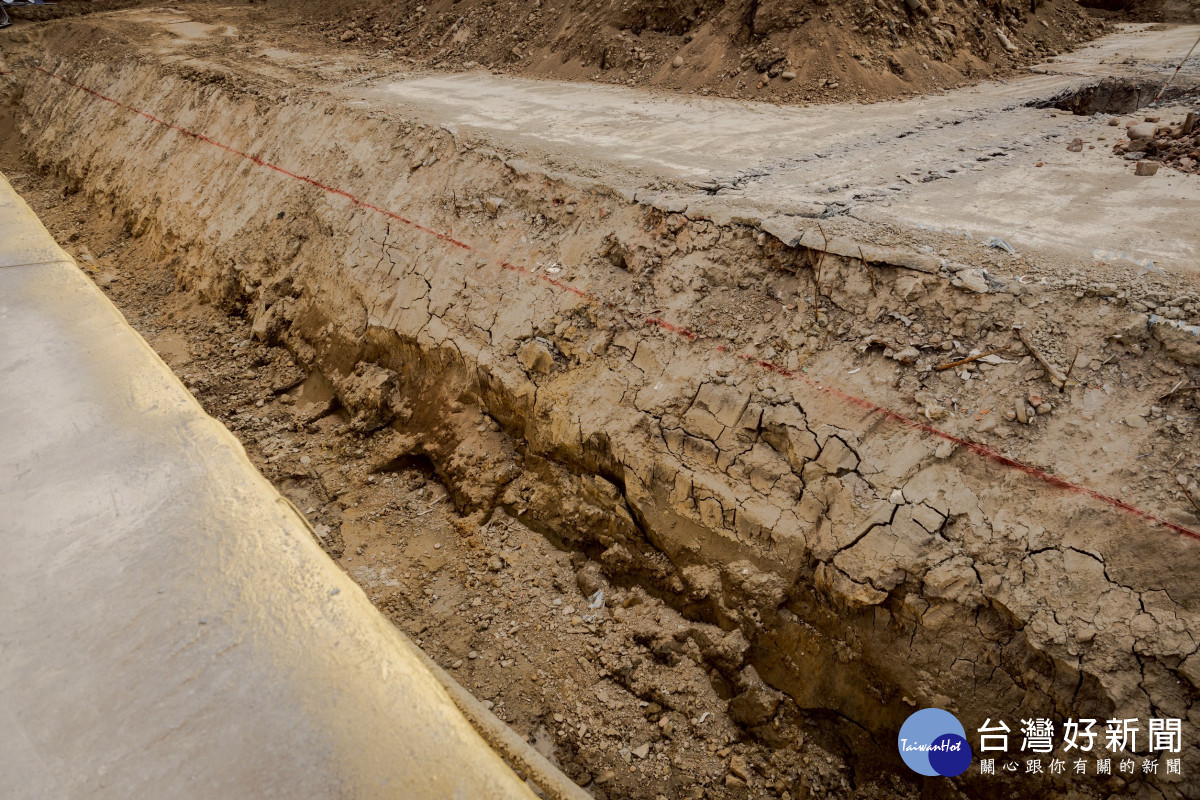 市府針對外野區原土層進行開挖，證實原統包商確實於不符設計位置進行回填營建廢棄物。