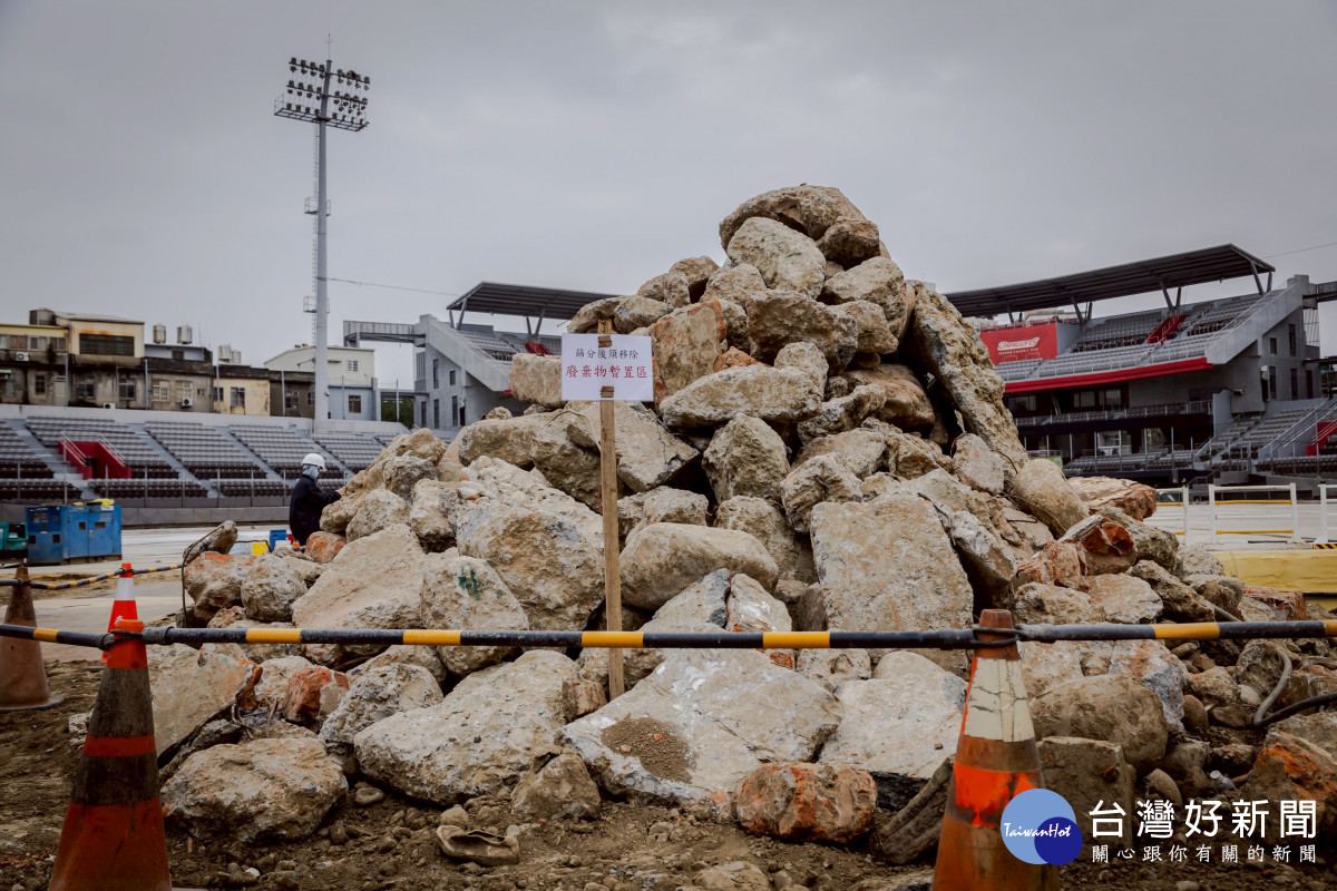 混凝土塊、紅磚塊、鋼筋及其他營建廢棄物不符合規範。