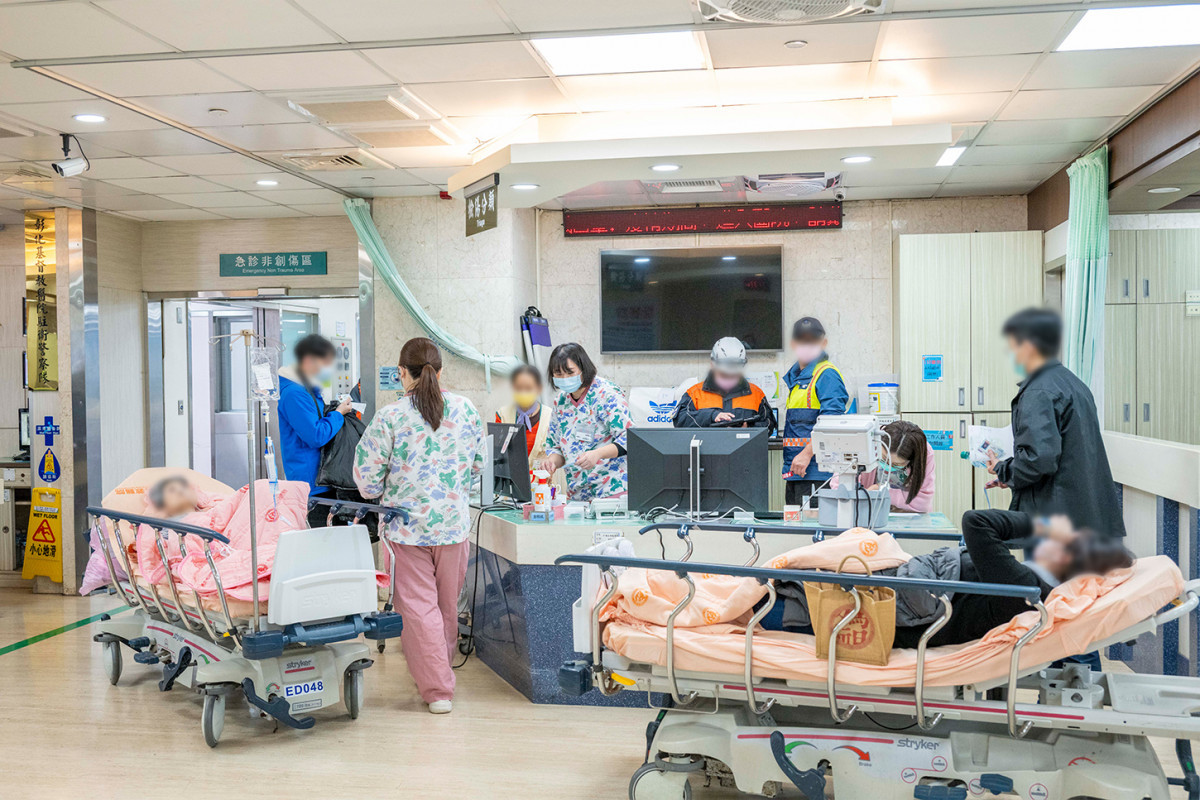 急診檢傷分類區，醫護人員正忙碌處理湧入的病患。