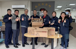 立委牛煦庭委派辦公室主任、特助，到蘆竹分局送上「黑糖薑茶」，讓警察同仁，感受到滿滿的溫暖。