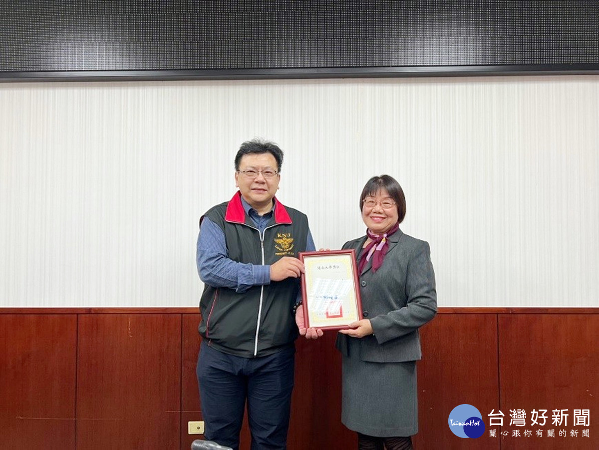 張芳明(右)接受開南大學校長郭鐘達(左)頒發「學術傑出優秀青年—公益服務類」獎