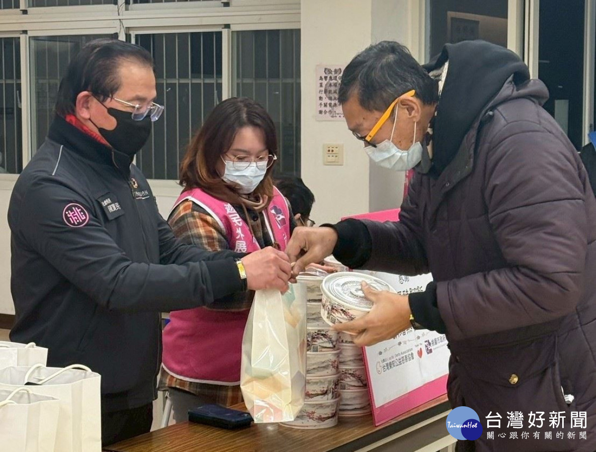 社會局辦理夜間關懷訪視,提醒街友注意低溫資訊並採取避寒措施及注意保暖。<br />
<br />