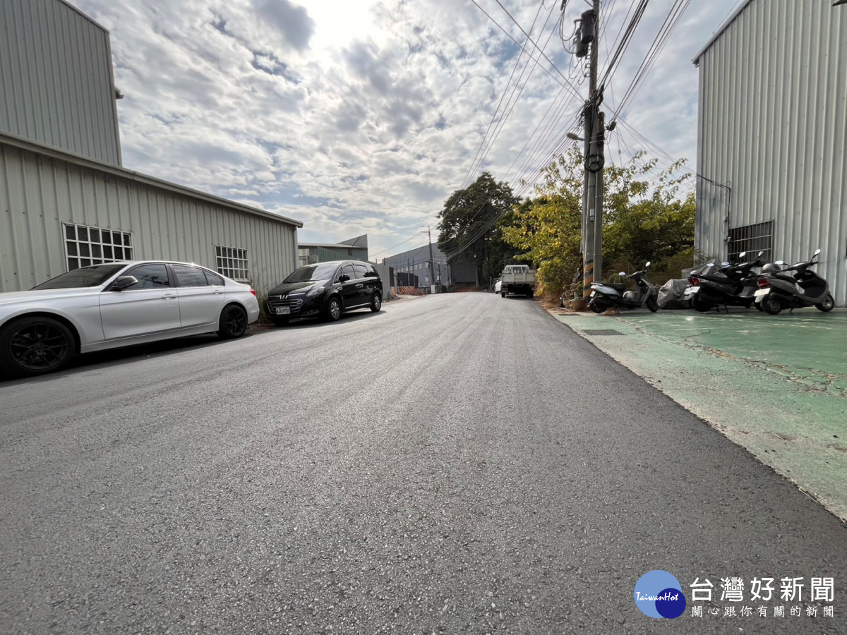 大里區草堤路158巷重新鋪設道路長度約440公尺，讓巷道通行更加安全順暢