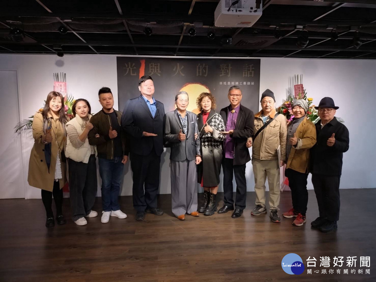 林瑤農老師一家投入玻璃創作及經營行銷，是玻璃藝術界令人稱羨的家庭。