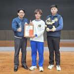 中壢警分局表揚見義勇為張哲瑋，致贈「警察英熊」。