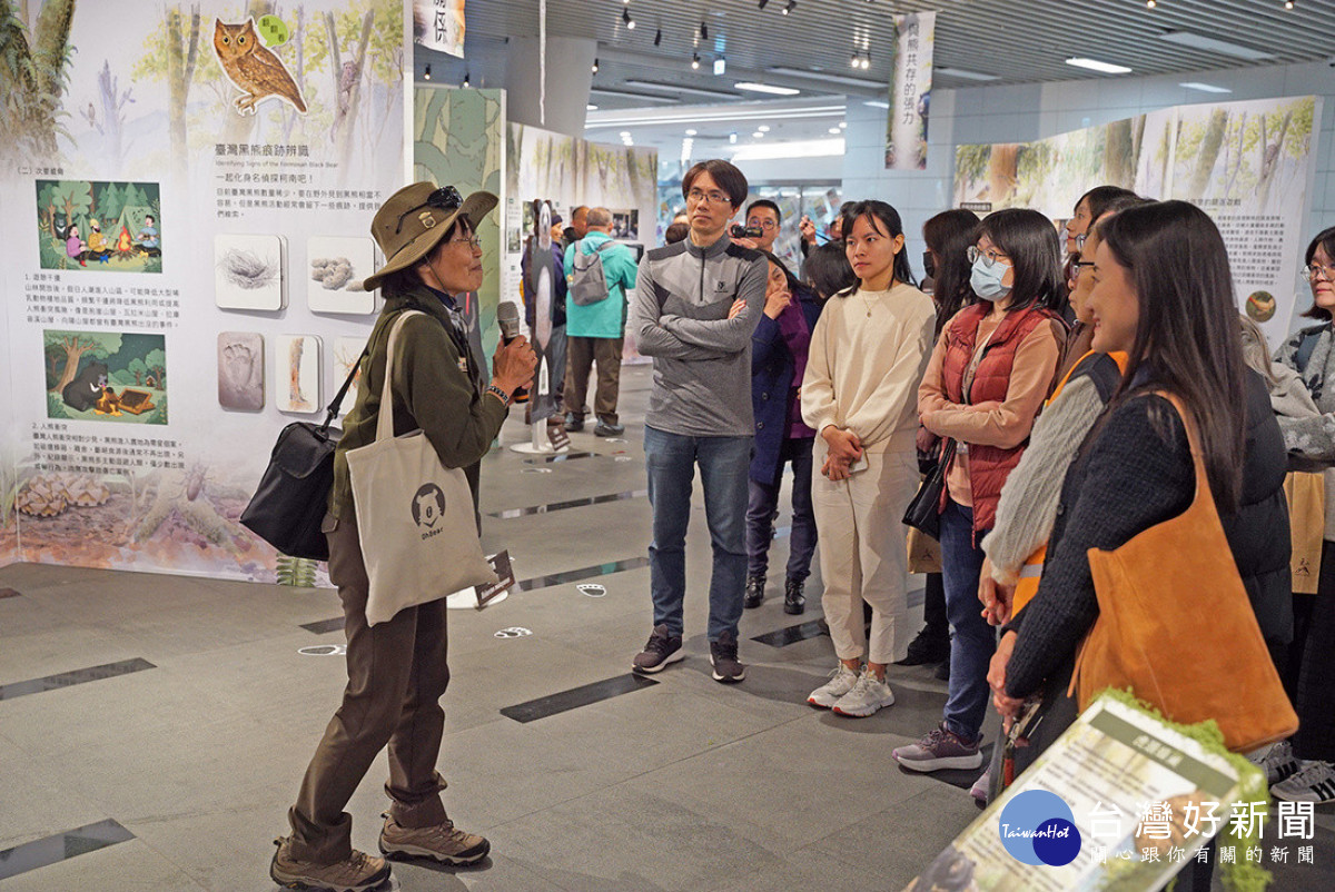 跟著特展現場解說員一同走進臺灣黑熊世界。（玉管處提供）
