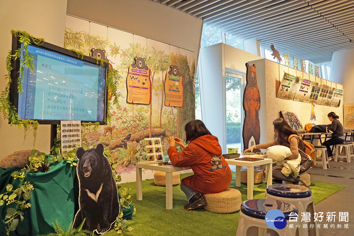 民眾透過特展內容及互動遊戲與臺灣黑熊產生連結。（玉管處提供）