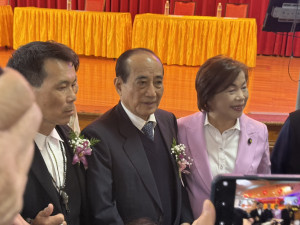 臺灣道教學院籌備處假外埔區無極三清總道院，舉辦研討如何弘揚道教文化及提升國人宗教素養等事宜，創辦人前立法院長王金平與立委楊瓊瓔接受訪問，說明成立臺灣道教學院之宗旨。（記者陳榮昌攝）