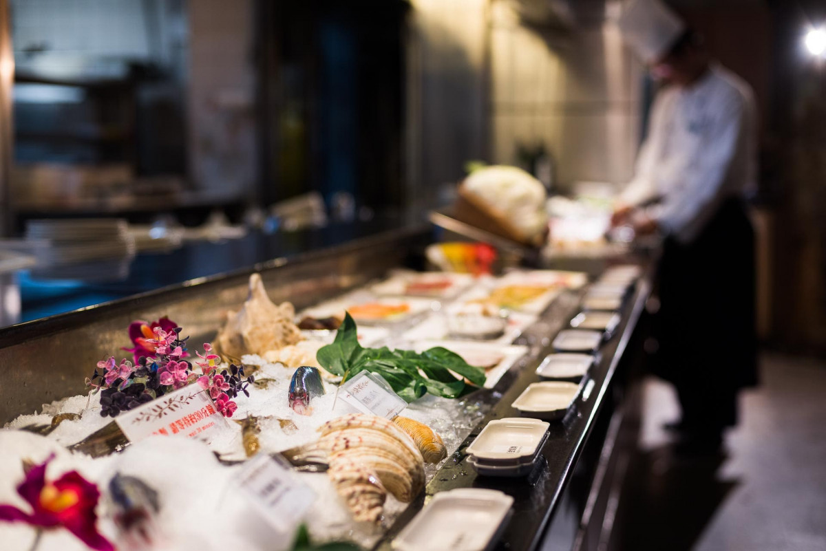 現點現做的鐵板料理搭配上百道美饌，讓全家人的味蕾一次滿足！