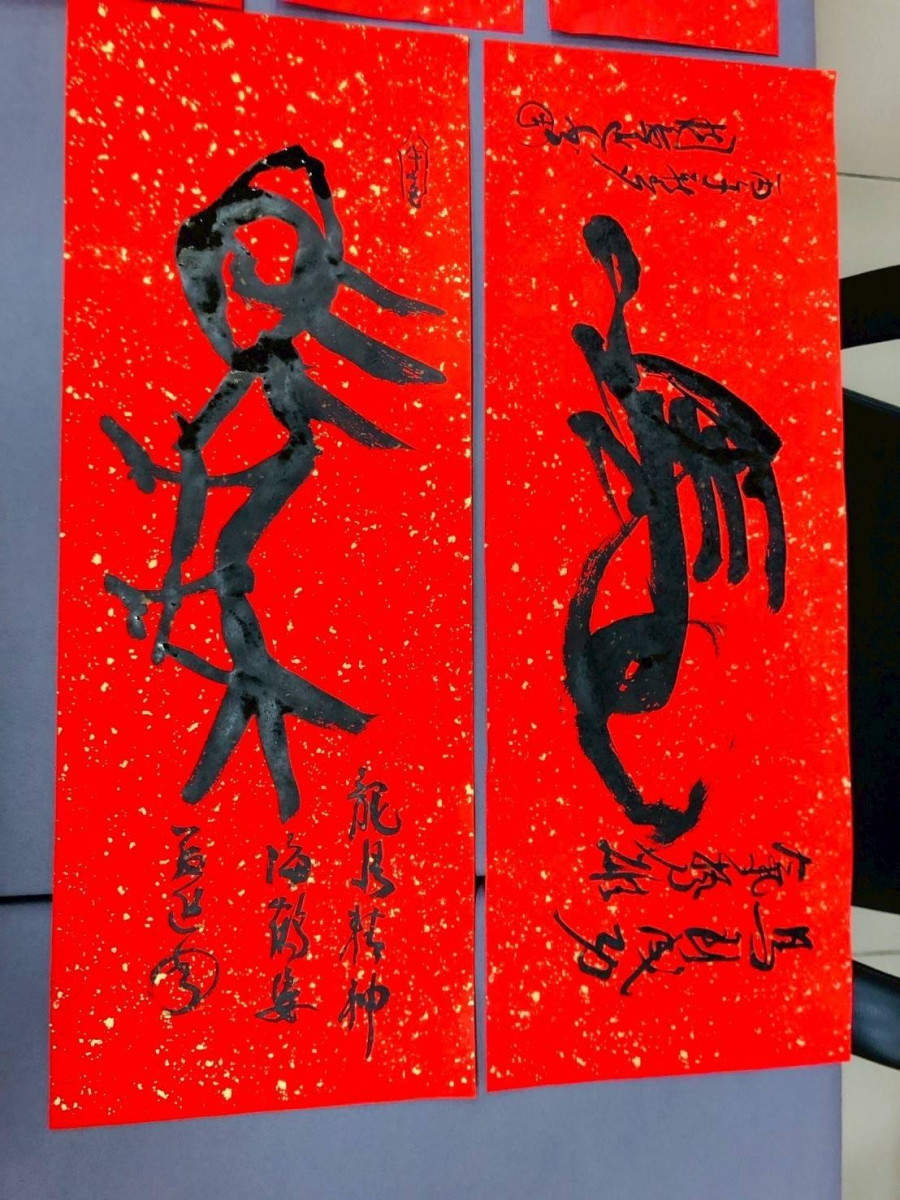 揮毫迎新春！彰化警分局邀書法名家送祝福，墨香中注入人文暖流。圖／彰化縣警局提供