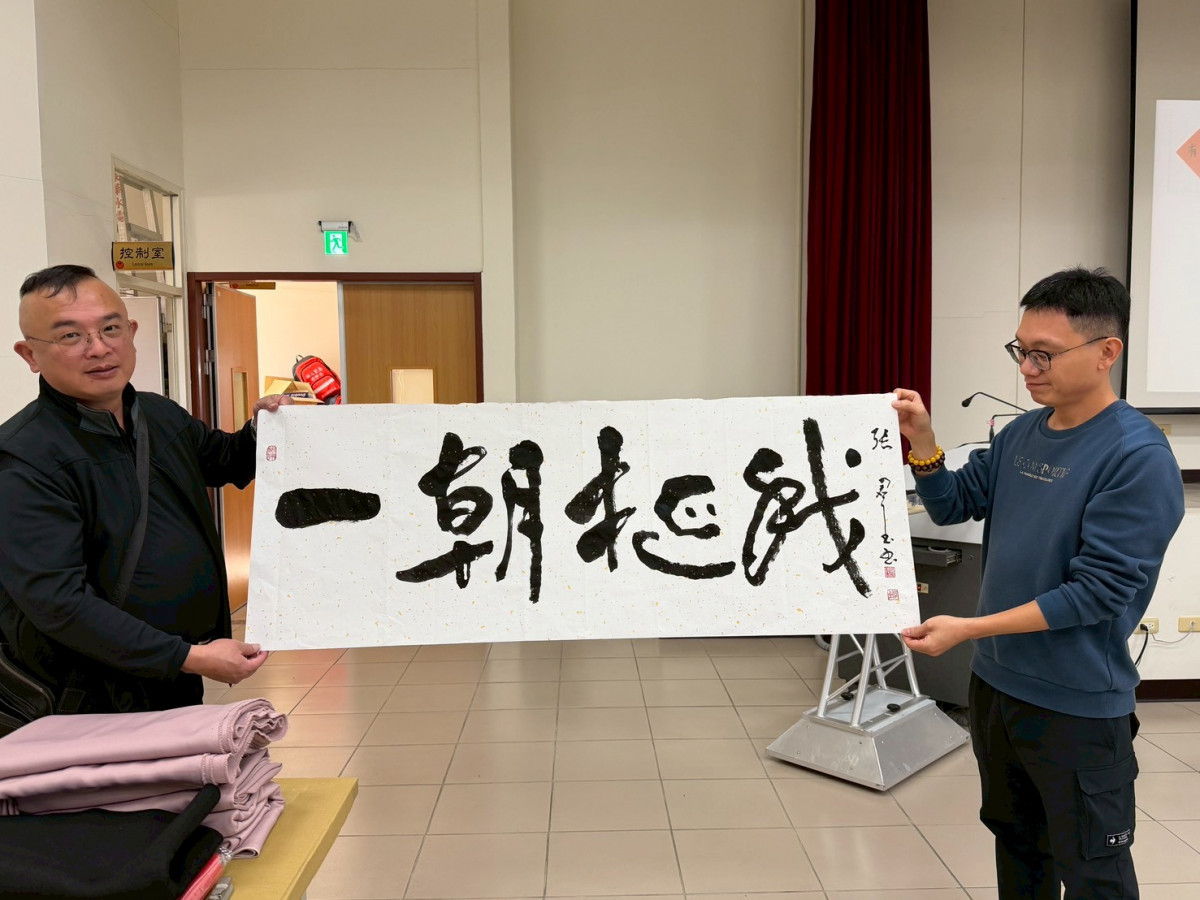 揮毫迎新春！彰化警分局邀書法名家送祝福，墨香中注入人文暖流。圖／彰化縣警局提供