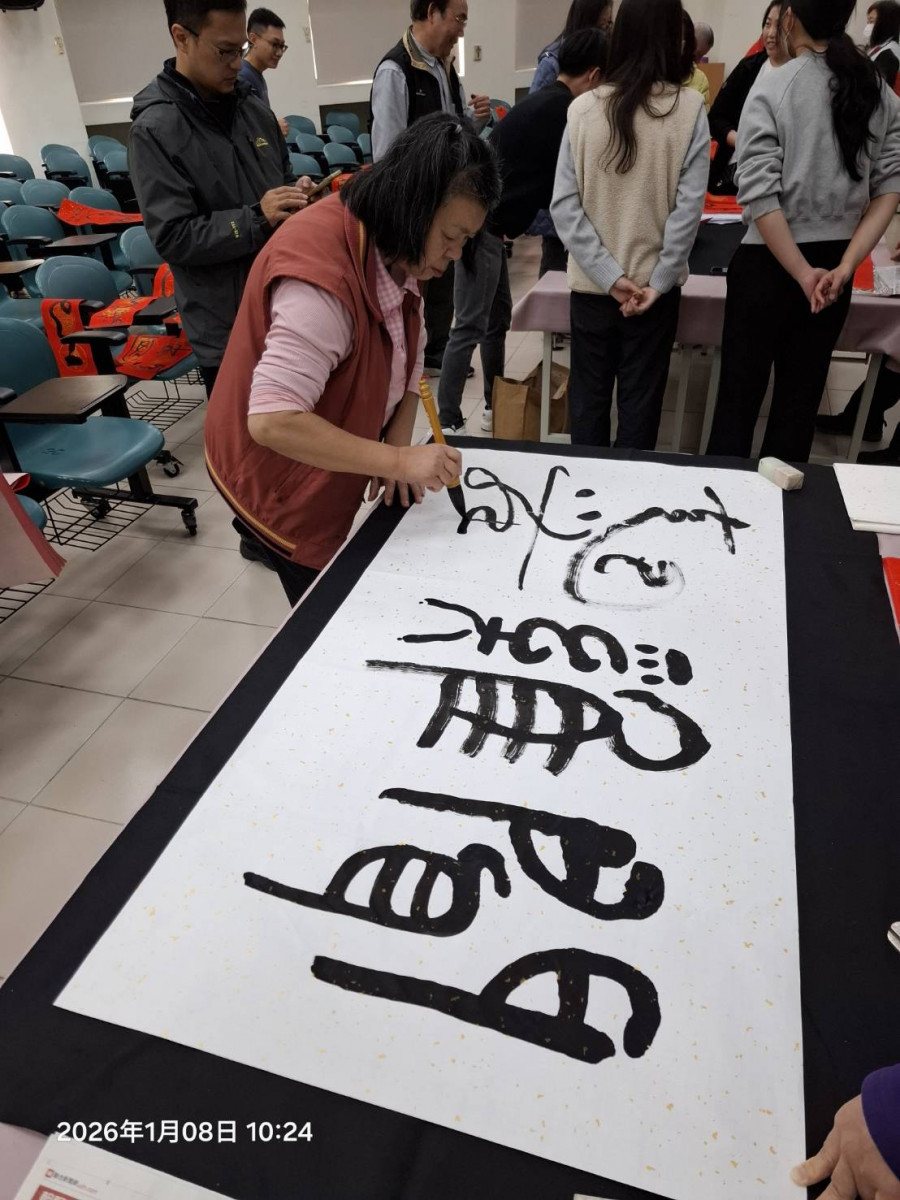 揮毫迎新春！彰化警分局邀書法名家送祝福，墨香中注入人文暖流。圖／彰化縣警局提供