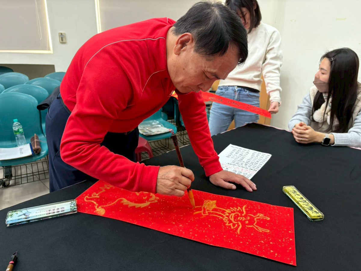 揮毫迎新春！彰化警分局邀書法名家送祝福，墨香中注入人文暖流。圖／彰化縣警局提供