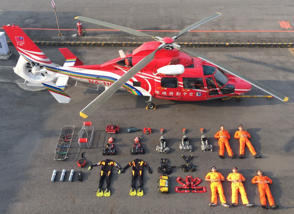 內政部空中勤務總隊AS-365N海豚直升機與機組人員，及執行海上救難所需裝備。（圖／資料照片，圖源：翻攝自空勤總隊Facebook）