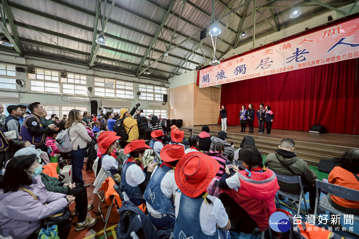 善心團體與熱情民眾共同響應義賣。