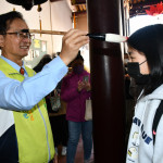開化寺管理人林世賢市長持文昌帝君的智慧筆逐一為考生「點」頭象徵開智慧。圖／彰化市公所提供